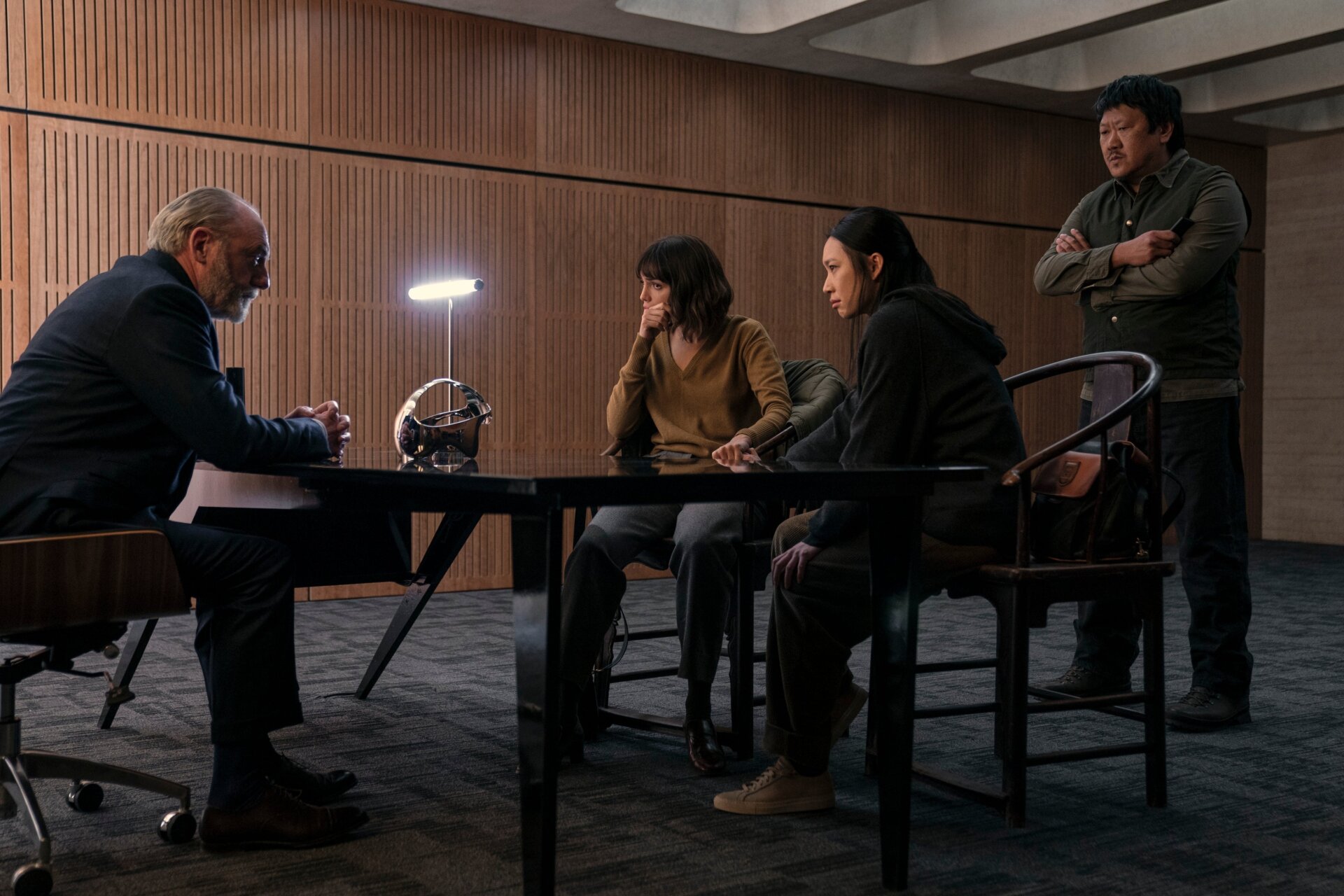 Liam Cunningham como Wade, Eiza González como Auggie, Jess Hong como Jin y Benedict Wong como Clarence.