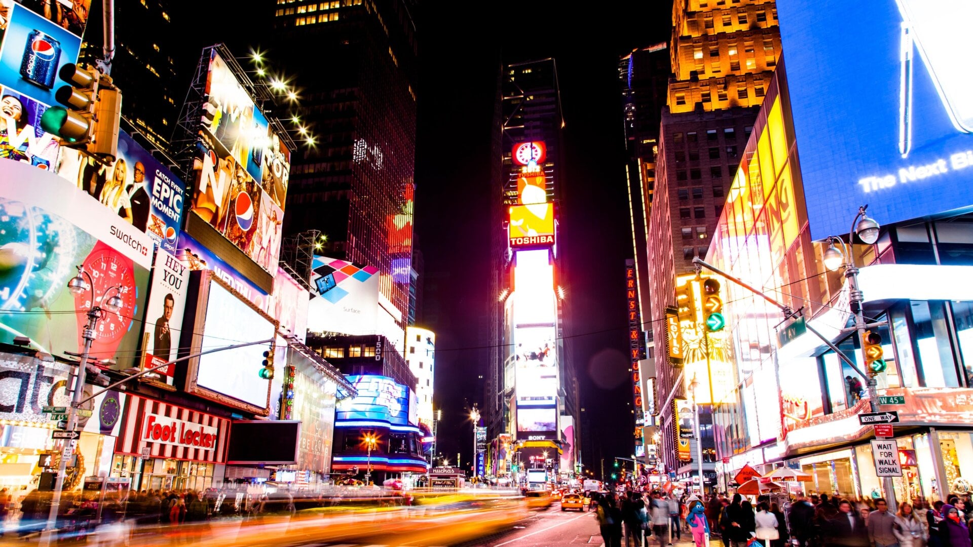 Una vista nocturna del Times Square de la ciudad de Nueva York en noviembre de 2012.