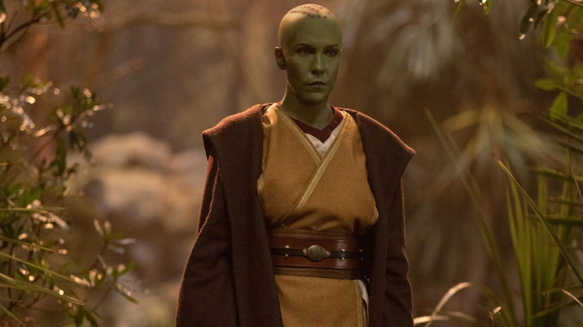La Maestra Jedi Vernestra Rwoh, tal como aparece en The Acolyte. Es interpretada por Rebecca Henderson