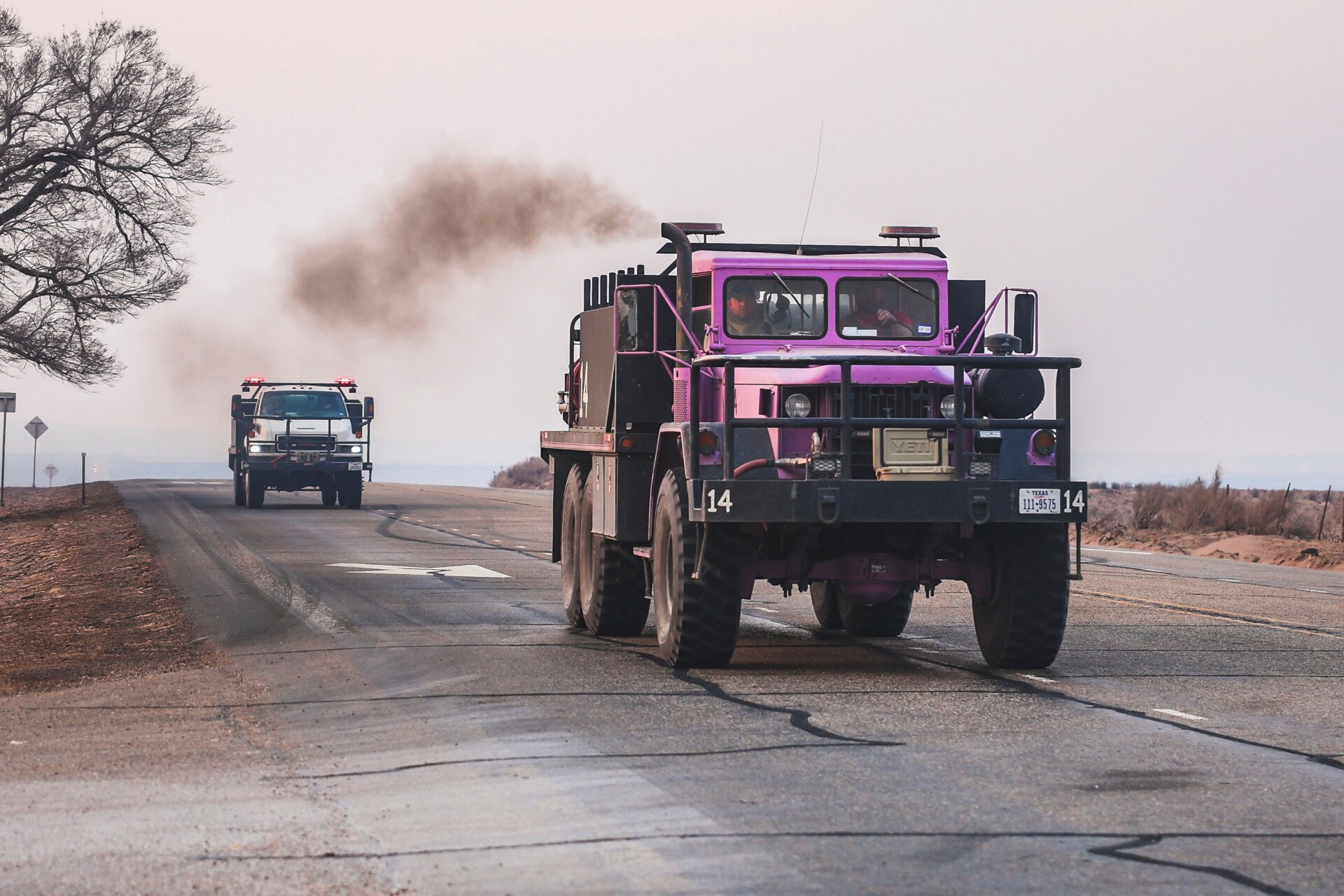 Los equipos de bomberos regresan para eliminar los puntos críticos del incendio de Smokehouse Creek, el miércoles 28 de febrero de 2024 en Canadá, Texas.