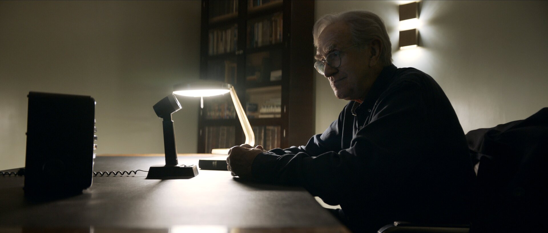 Jonathan Pryce como Mike Evans.