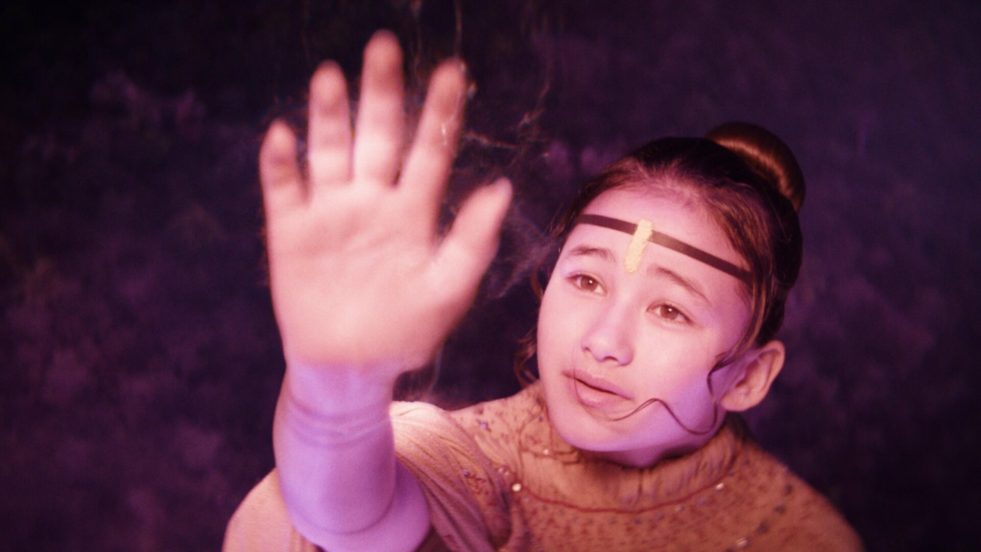 Jia sosteniendo la advertencia de spoiler.