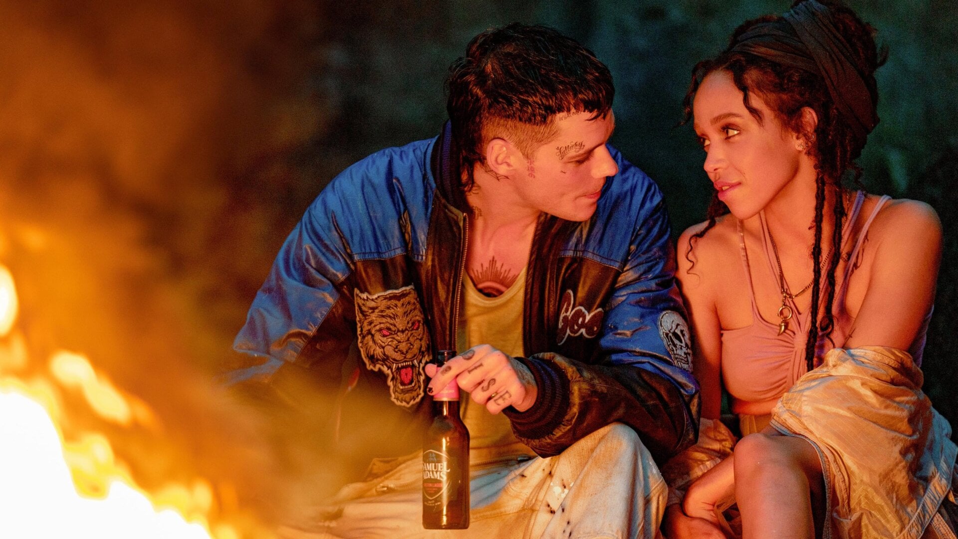 Bill Skarsgård y FKA twigs en El cuervo.