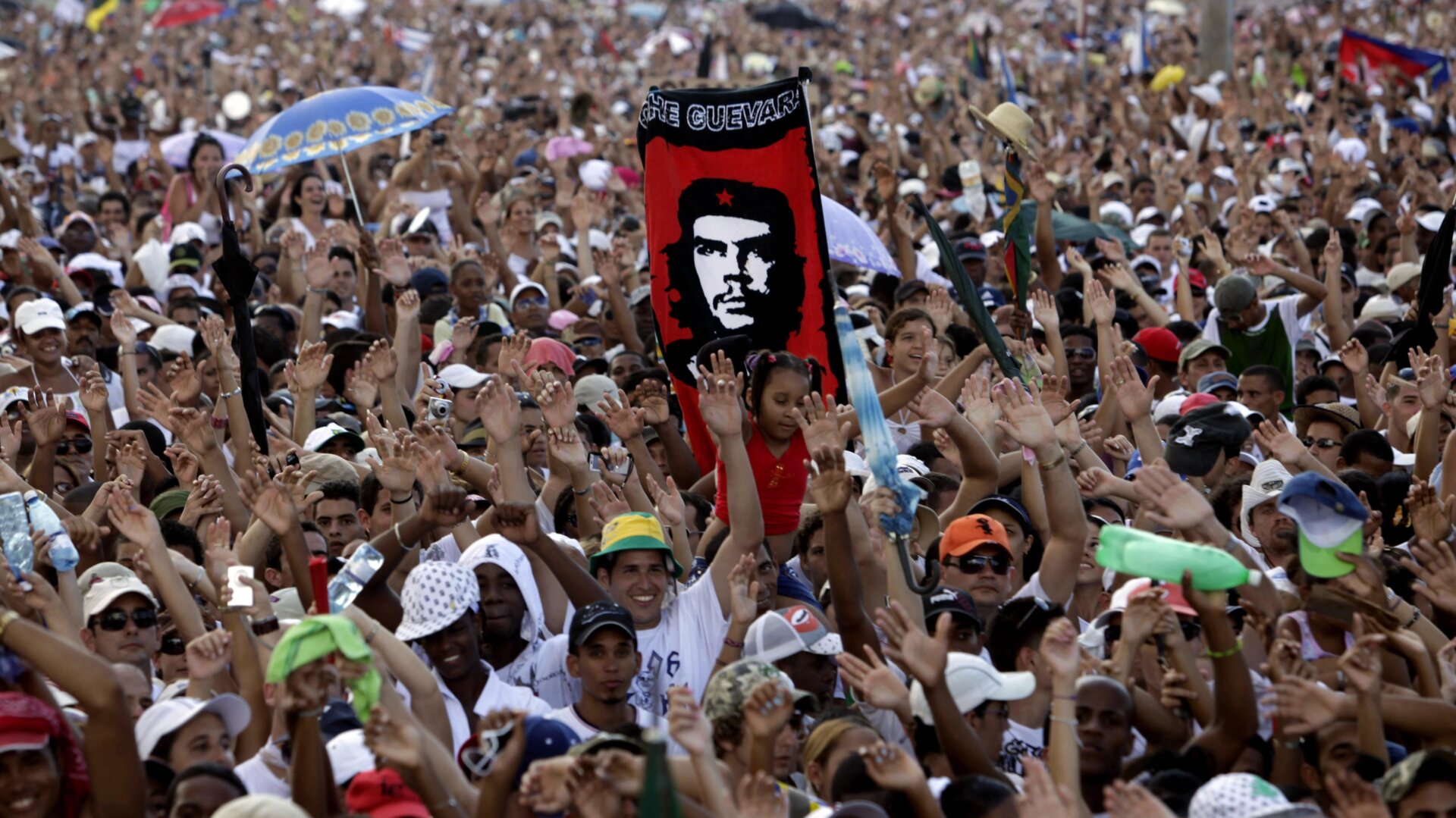 En esta foto de archivo, una persona sostiene una pancarta del Che Guevara en el concierto Paz Sin Fronteras en la Plaza de la Revolución en La Habana. Cuba el 20 de septiembre de 2009.