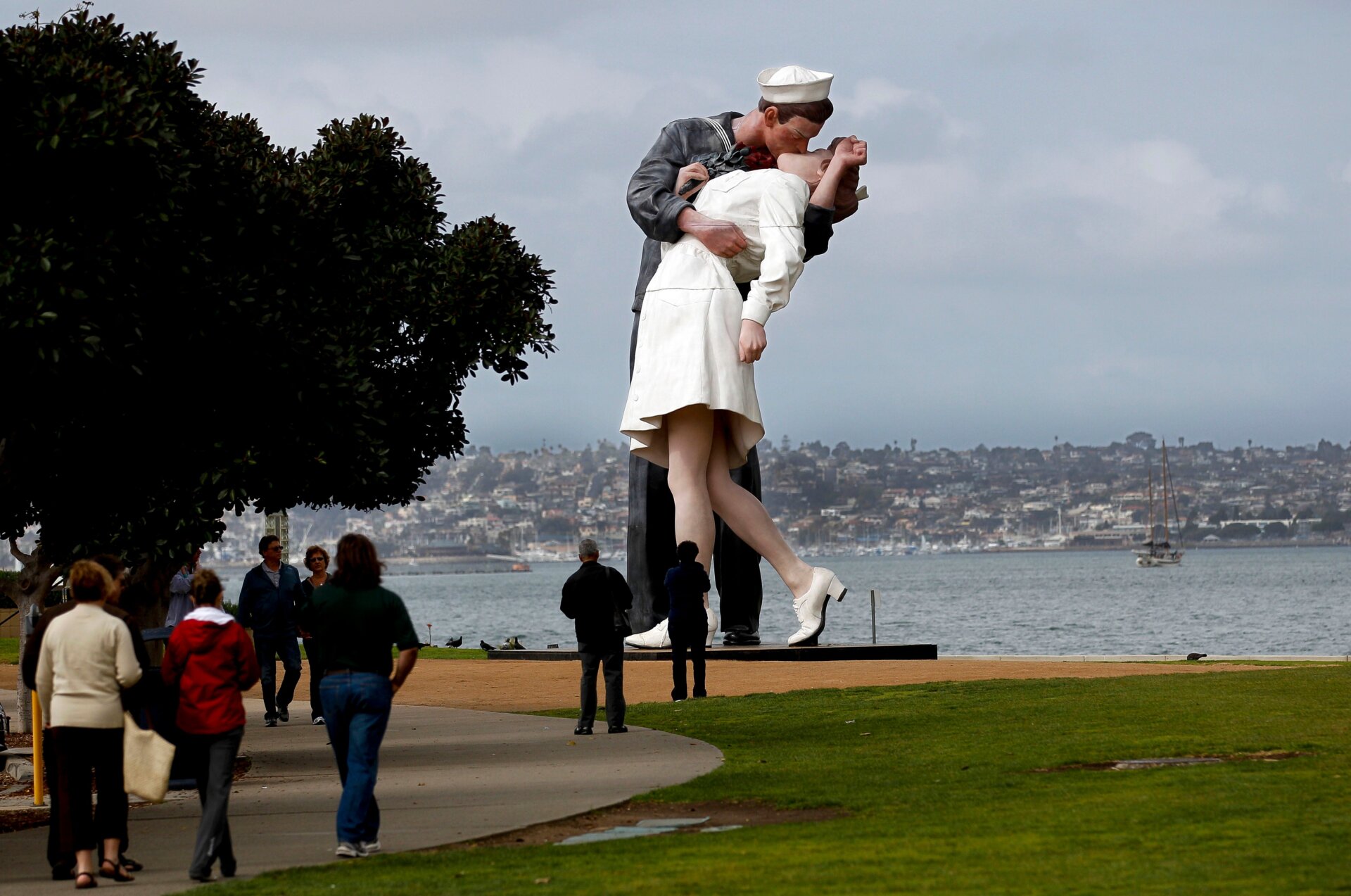 Esta foto de archivo del 13 de febrero de 2012 muestra la estatua titulada “Rendición incondicional” en San Diego. La estatua fue modelada según la fotografía. por Alfred Eisenstaedt tomada en Times Square el VJ Day al final de la Segunda Guerra Mundial. 