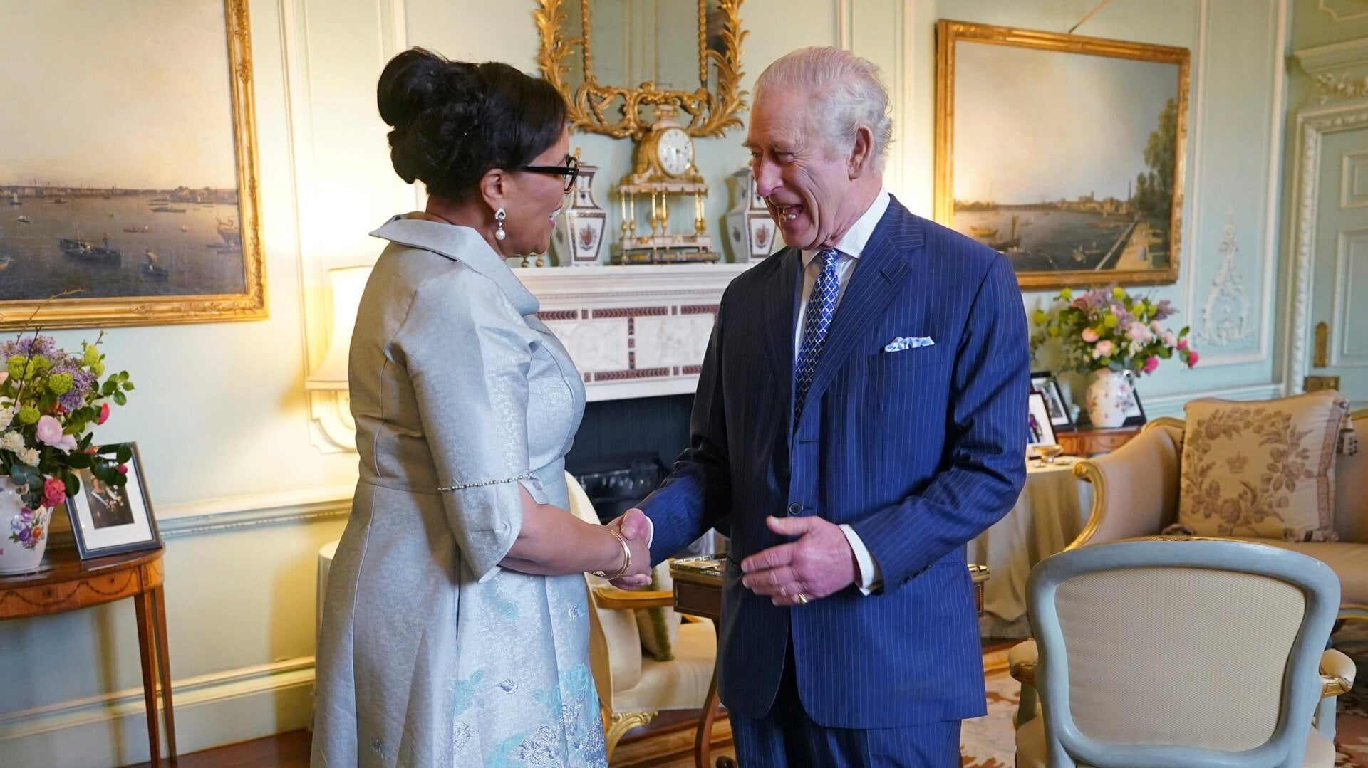 El Rey Carlos III se reúne con la Secretaria General de la Commonwealth, la Baronesa Escocia de Asthal, en el Palacio de Buckingham en Londres el 13 de marzo de 2024.