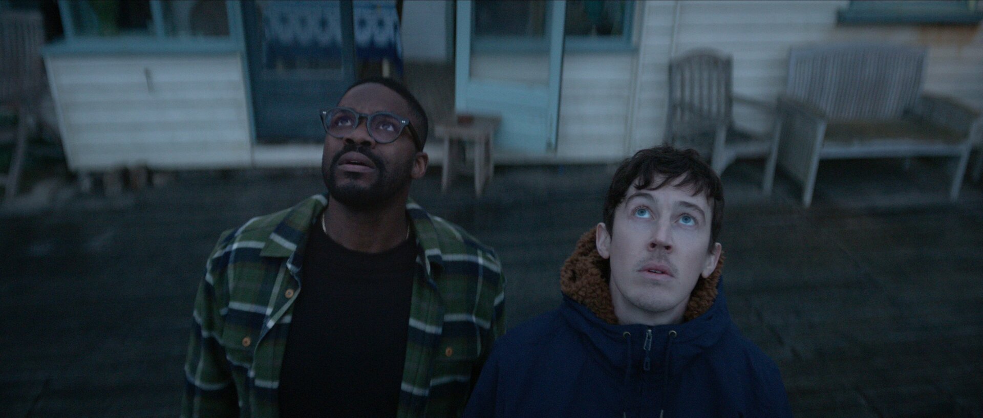 Jovan Adepo como Saul y Alex Sharp como Will.