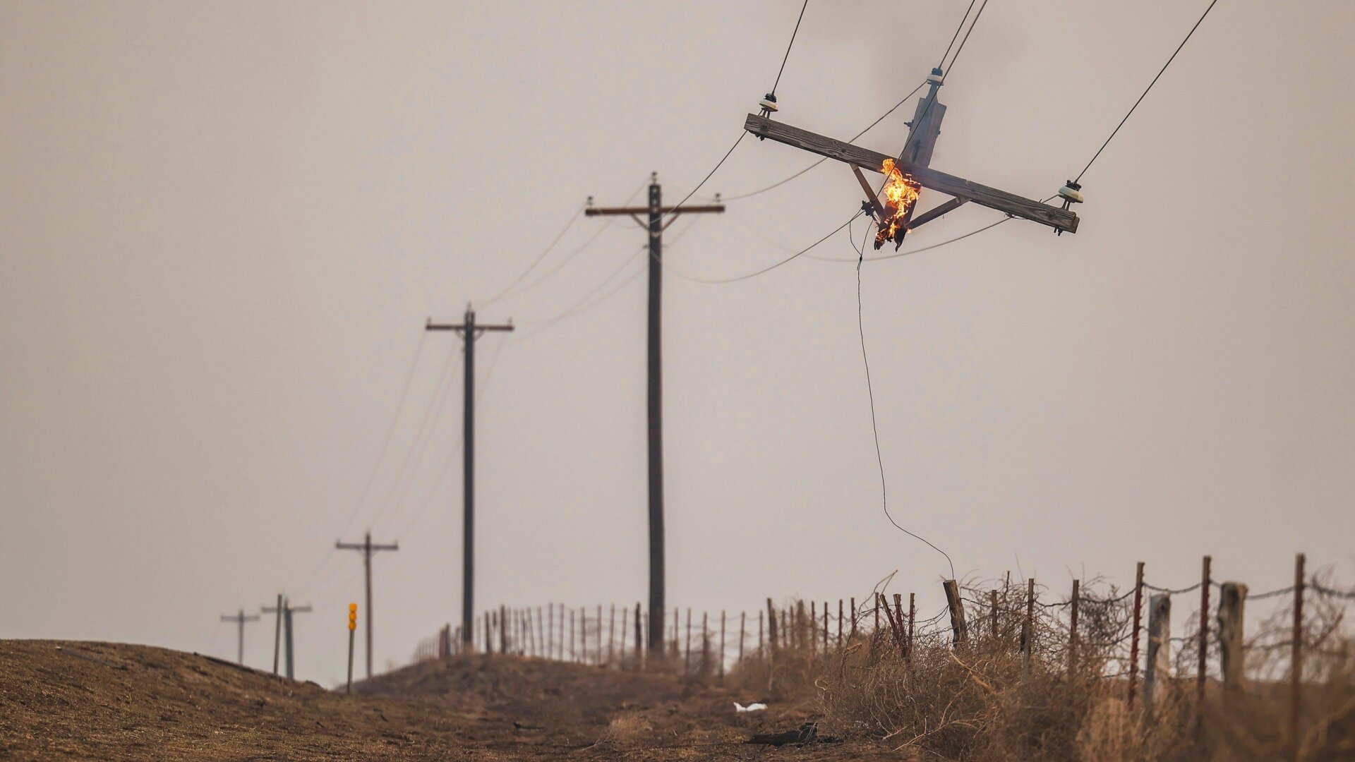 Un poste telefónico arde debido al incendio de Smokehouse Creek, el miércoles 28 de febrero de 2024, en Canadá, Texas.