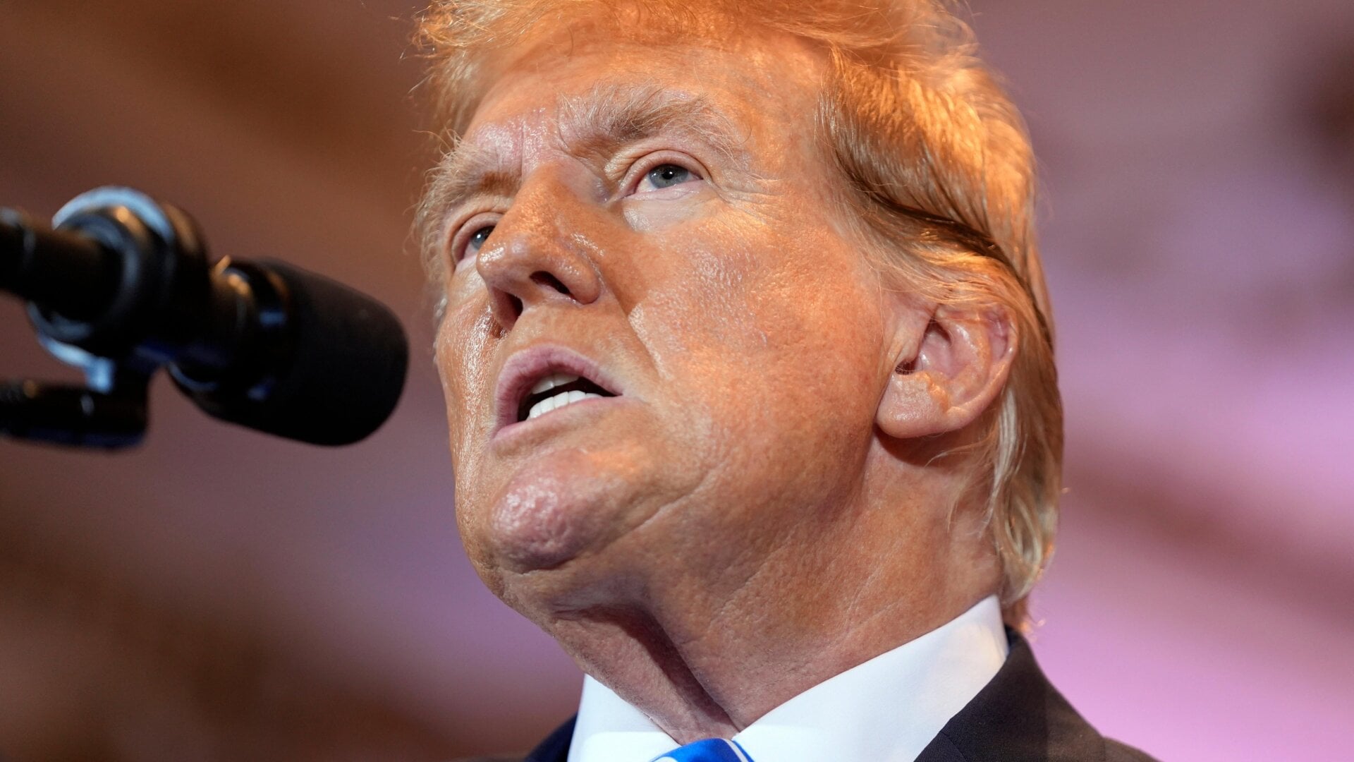 El presidente Donald Trump habla en una fiesta de la noche electoral del Súper Martes el 5 de marzo de 2024 en Mar-a-Lago en Palm Beach, Florida.