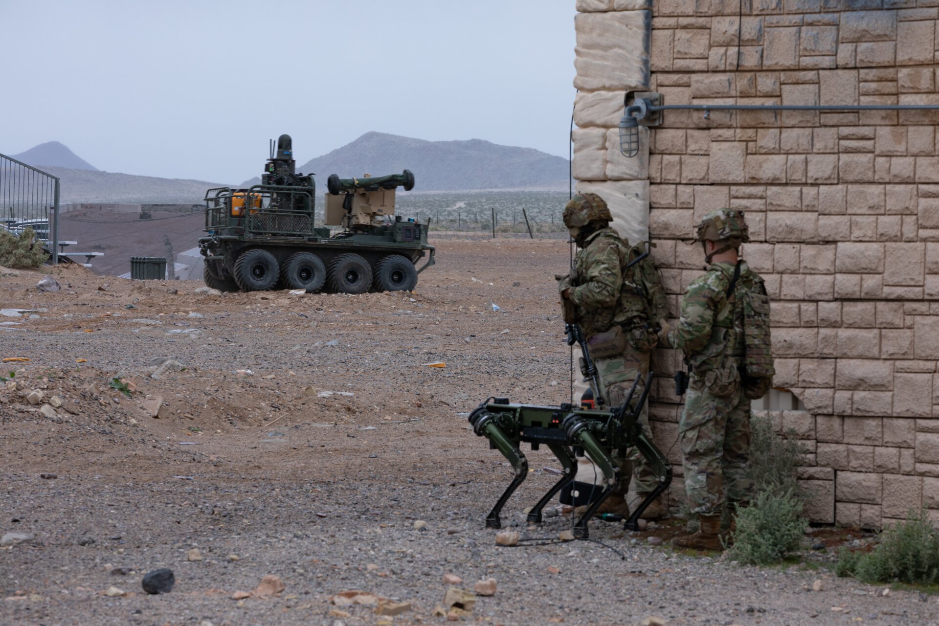 Soldados estadounidenses asignados al 1er Batallón del 29o Regimiento de Infantería, con base en Fort Moore, Georgia, participan en una máquina humana demostración de integración utilizando el Perro Robótico Fantasma y el Transporte de Pequeños Equipos Multipropósito (SMET) del Ejército de los EE. UU. de nuevas capacidades del Ejército de los EE. UU. en Proyecto Convergencia - Capstone 4 en Fort Irwin, California, 15 de marzo, 2024.