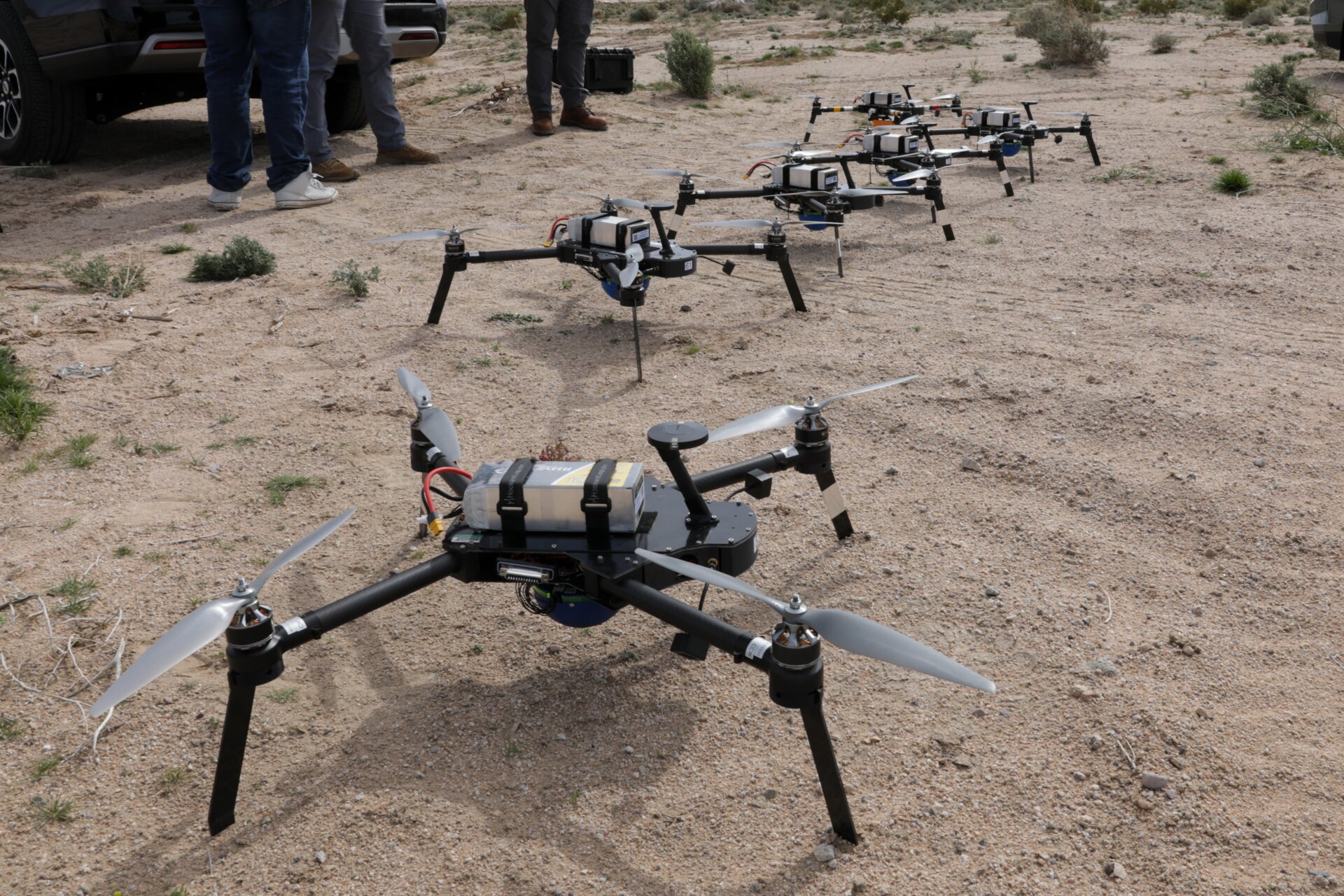 El sistema de avión no tripulado HIVE se prepara para tomar vuelo durante un experimento de integración de máquina humana durante el Proyecto Convergencia – Capstone 4 en Fort Irwin, California, 11 de marzo de 2024. 