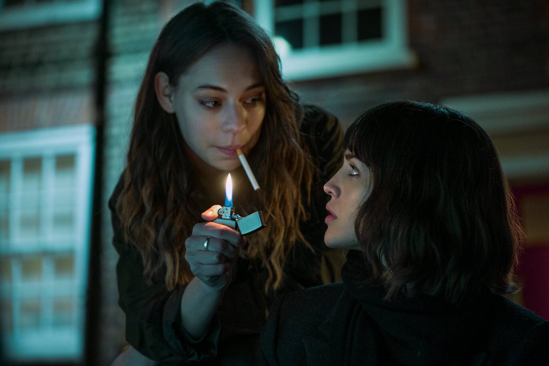 Marlo Kelly como Tatiana con Eiza González como Auggie.