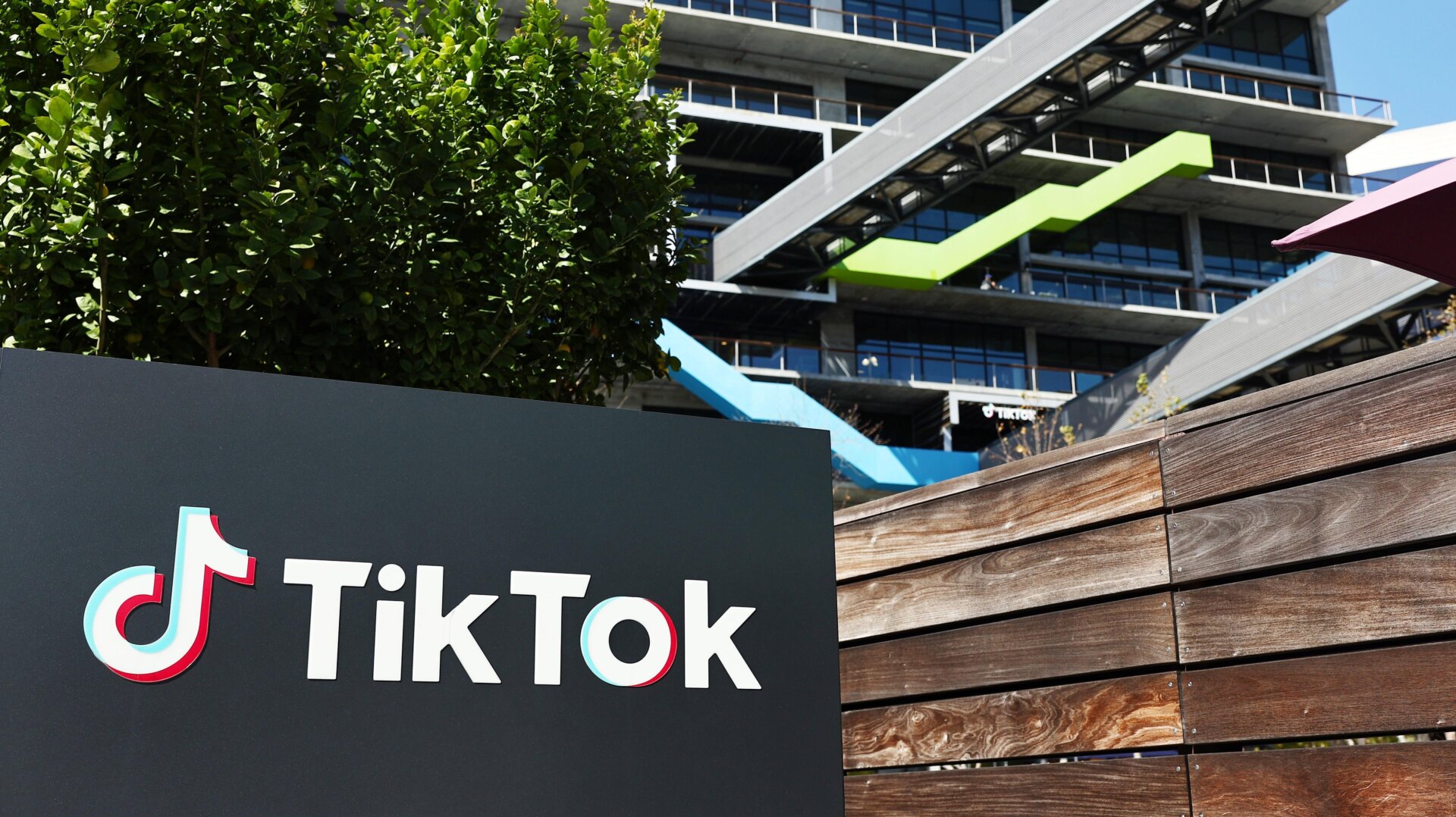 El logotipo de TikTok se exhibe afuera de las oficinas de TikTok el 12 de marzo de 2024 en Culver City, California.