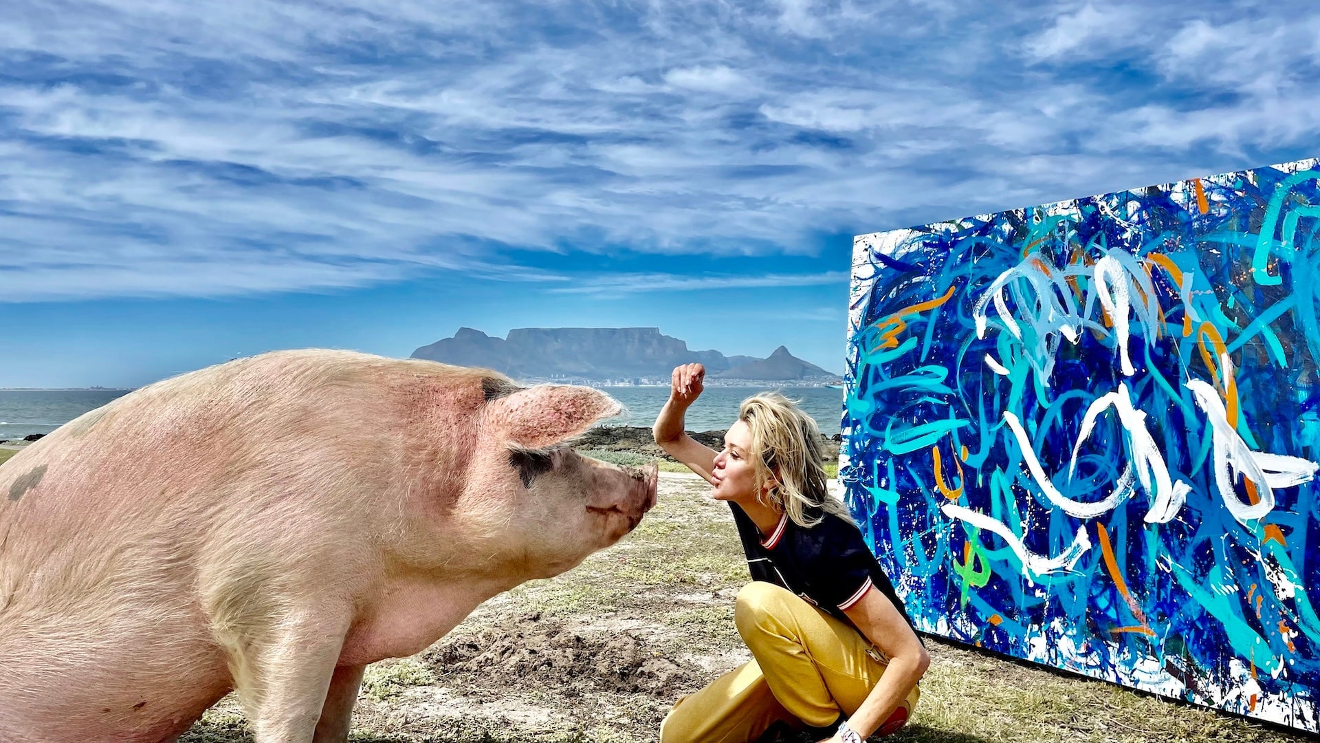 Joanne Lefson modificó un pincel para adaptarlo a la boca de Pigcasso. Poco después, el cerdo empezó a pintar.
