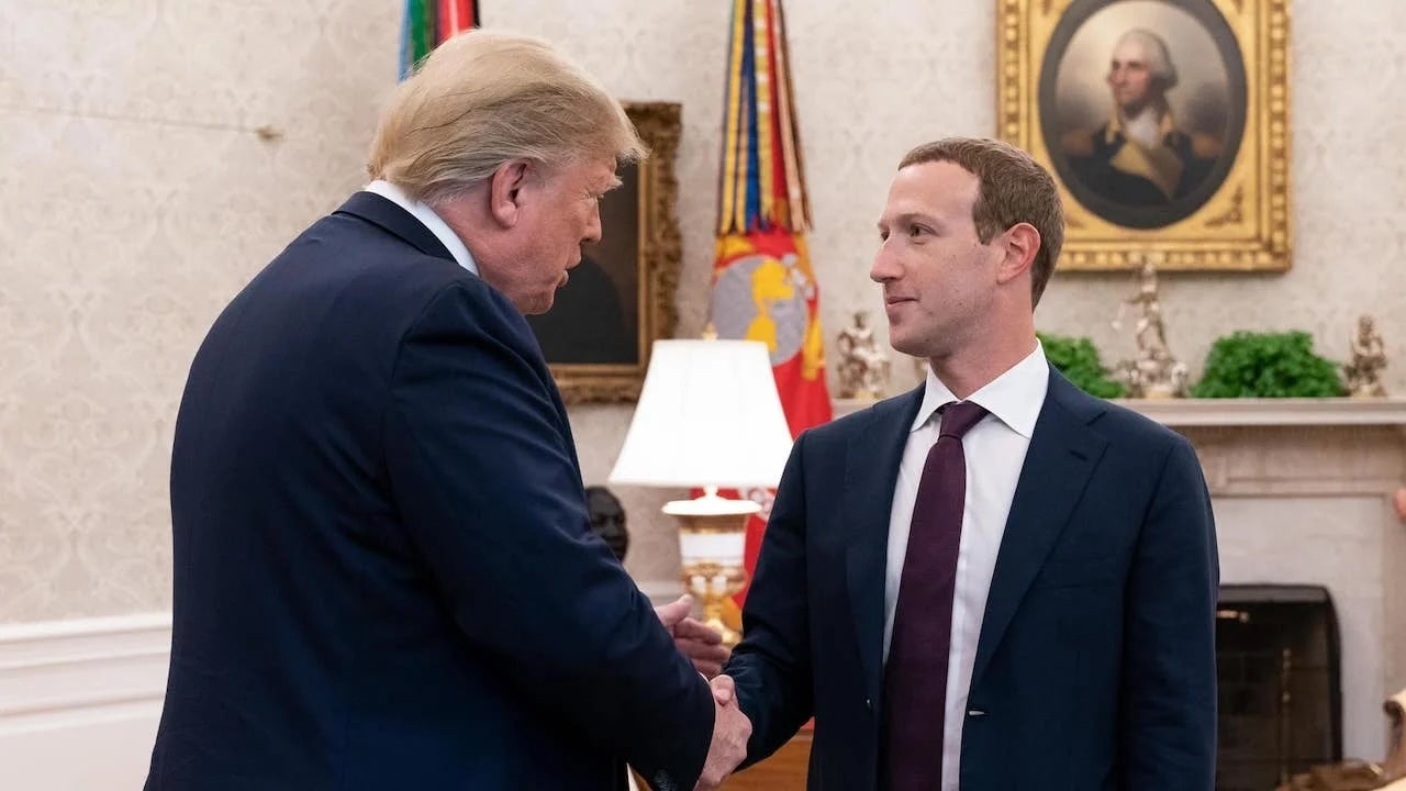 Donald Trump se reúne con el CEO de Meta, Mark Zuckerberg (derecha), en la Oficina Oval de la Casa Blanca el 19 de septiembre de 2019.
