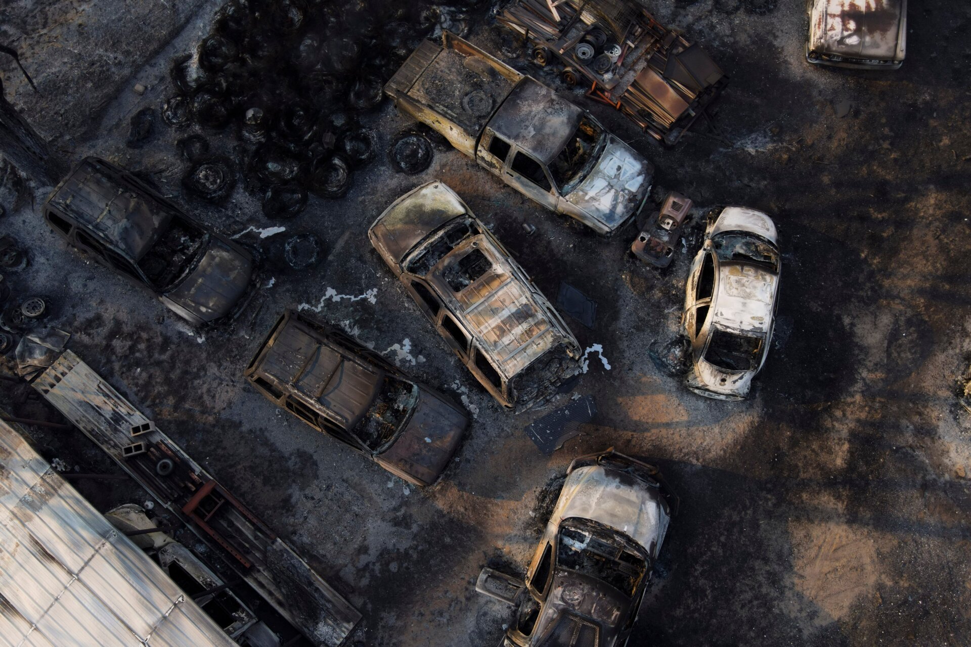 Vehículos carbonizados se encuentran en un taller de carrocería después de que la propiedad fuera quemada por el incendio de Smokehouse Creek, miércoles 28 de febrero de 2024. en Canadá, Texas.