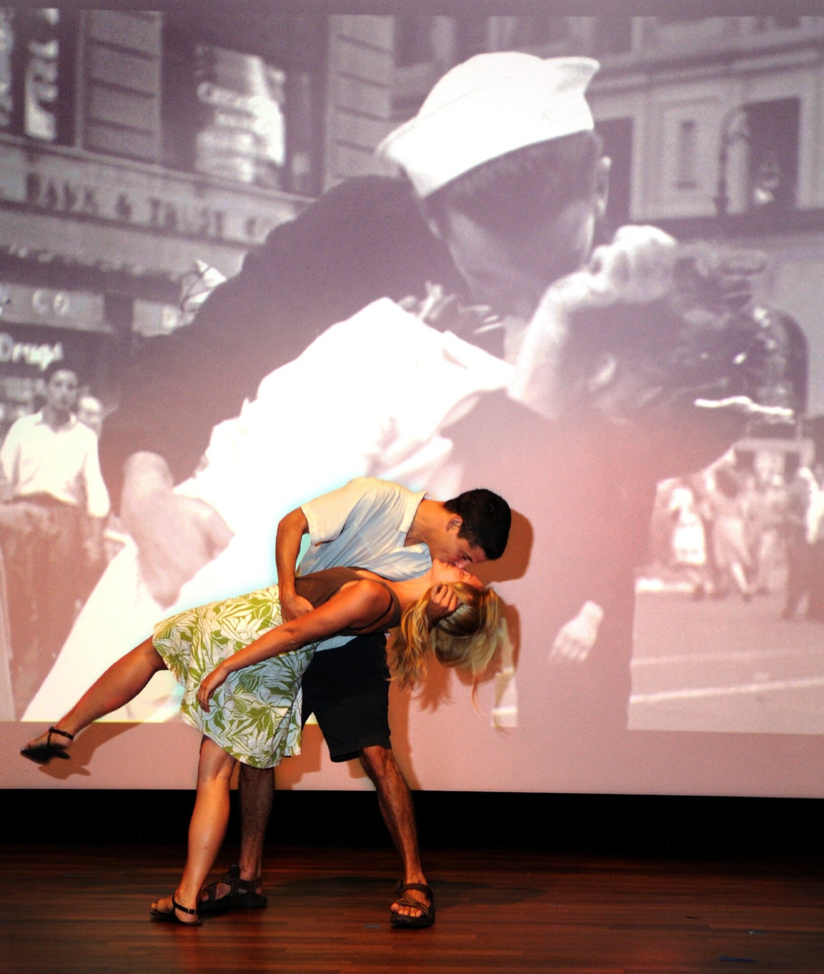 Los estudiantes universitarios de Nueva Orleans, Jacques Metevier y Katie Peterson, fueron los finalistas del concurso de besos del Día VJ en el Campeonato Nacional de la Segunda Guerra Mundial. Museo en Nueva Orleans, LA., sábado, 14 de agosto, 2010. El concurso buscó recrear la icónica fotografía de Alfred Eisenstaedt  en Times Square en la ciudad de Nueva York. 