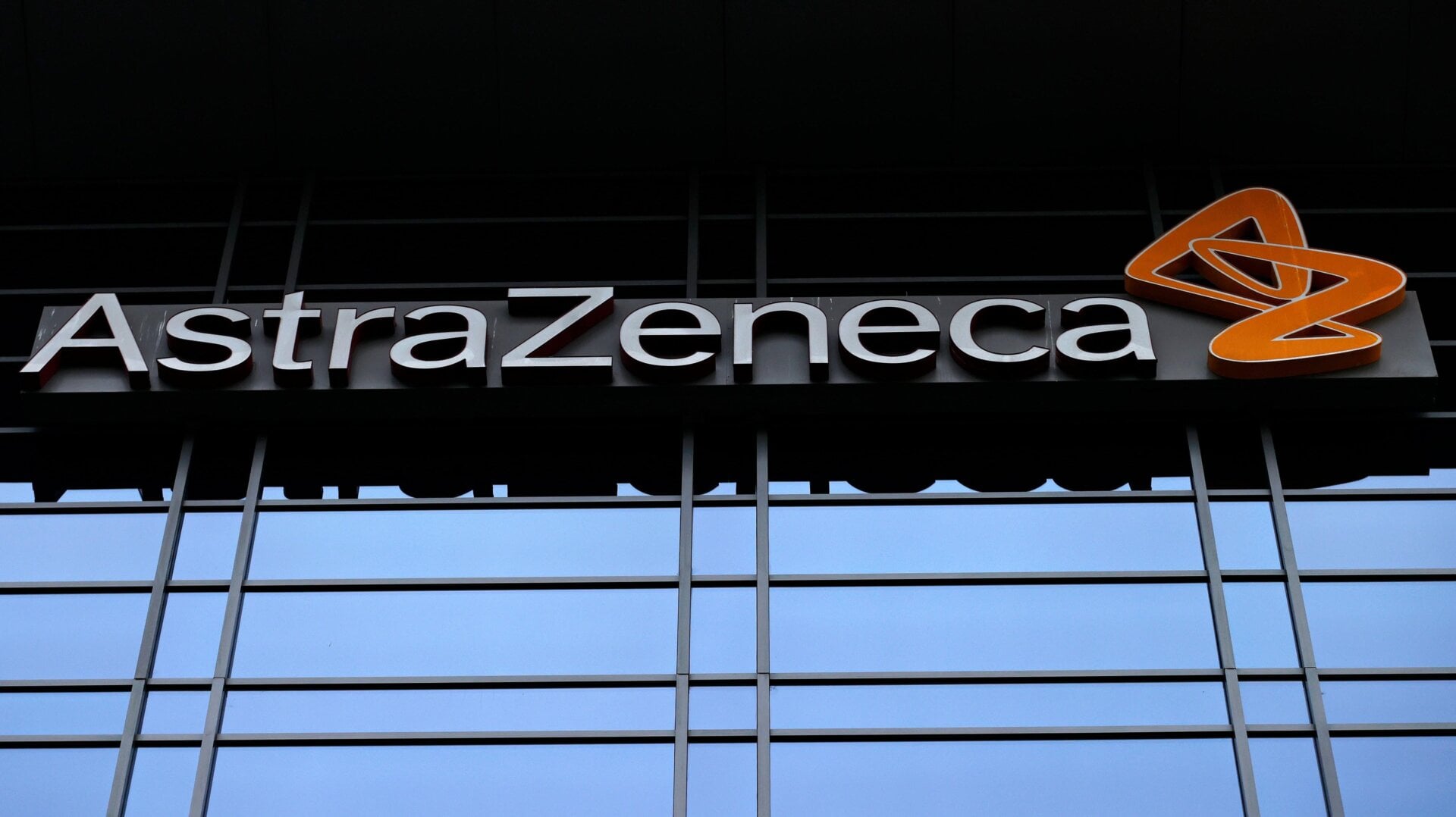Letreros de AstraZeneca afuera de un edificio de oficinas, martes 26 de diciembre de 2023, en el sur de San Francisco, California.
