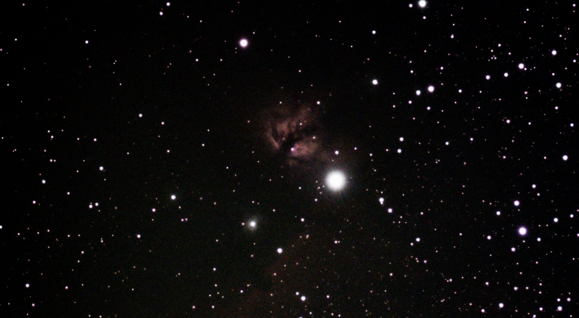 Dwarf II admite formatos FITS y TIFF, permitiendo a los usuarios más avanzados editar sus largas exposiciones en el software de edición de imágenes. La imagen de arriba, que muestra La Nebulosa de la Llama fue recortada y editada en GIMP. 