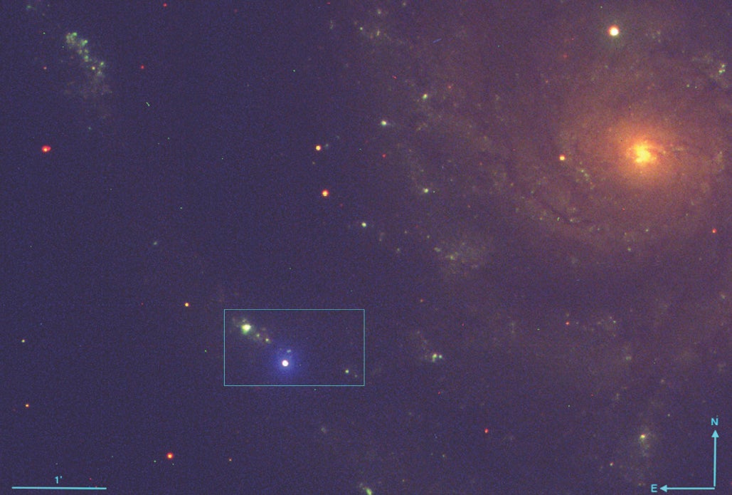 Una imagen compuesta tomada con el Telescopio de Liverpool que muestra la supernova (azul brillante).