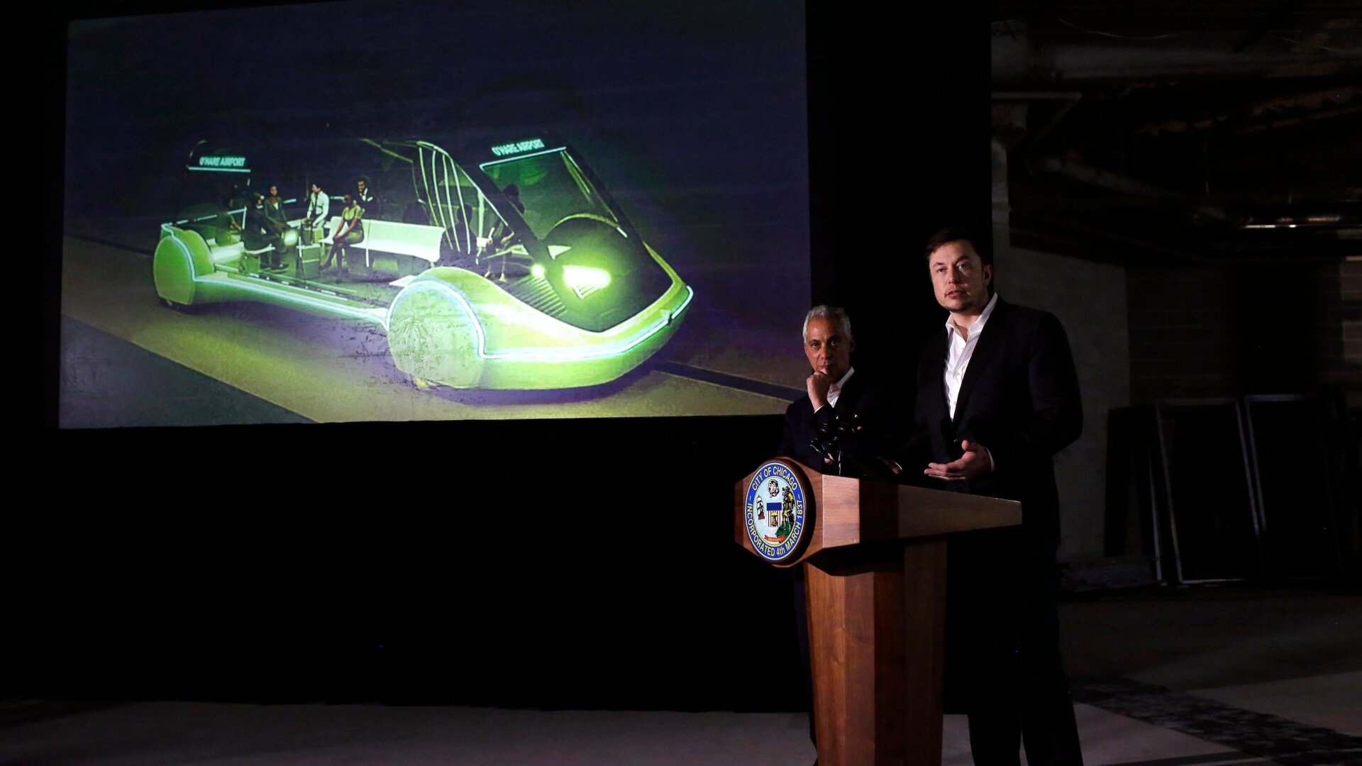 Elon Musk habla en una conferencia de prensa con el alcalde de Chicago, Rahm Emanuel (izquierda) sobre un nuevo sistema de transporte propuesto por la Boring Company el  14 de junio, 2018, en Chicago, Illinois.