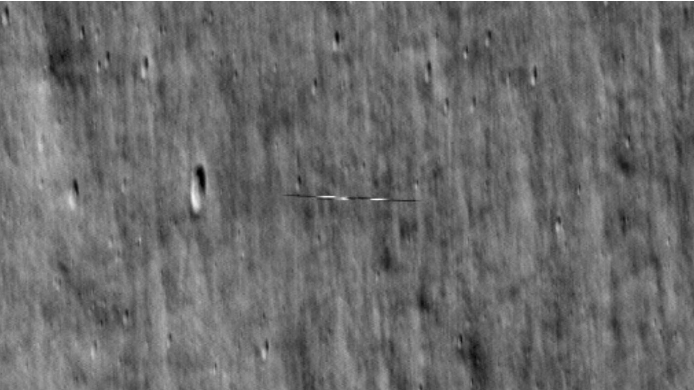 El LRO de la NASA capturó esta imagen del orbitador lunar Danuri a una distancia de aproximadamente 2,5 millas.