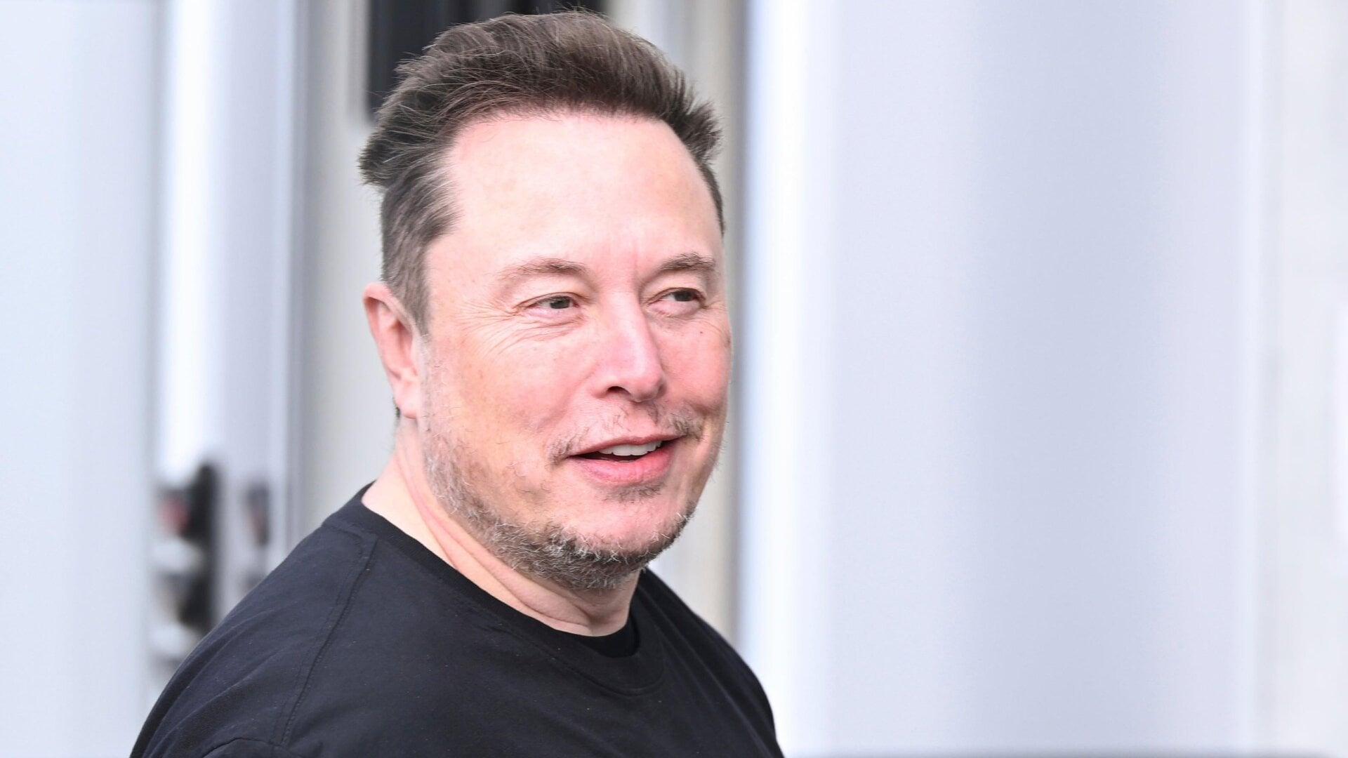 Elon Musk, CEO de Tesla, abandona la Gigafábrica de Tesla en Berlín-Brandenburgo el 13 de marzo de 2024.