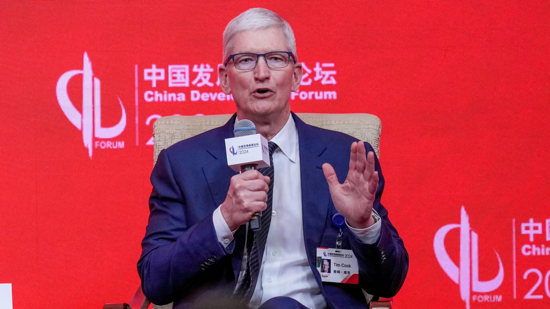 El CEO de Apple, Tim Cook, habla durante una sesión paralela del Foro de Desarrollo de China en la Casa de Huéspedes Estatal Diaoyutai en Beijing, China, el Domingo, 24 de marzo, 2024.