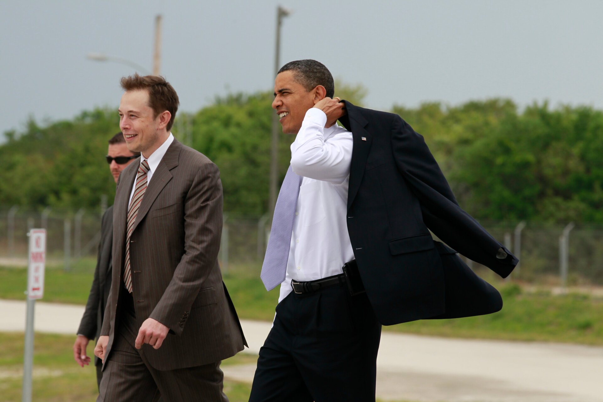 El presidente Barack Obama camina para mirar el vehículo de lanzamiento Falcon 9 con el director ejecutivo de SpaceX, Elon Musk, en el Centro Espacial Kennedy el jueves 15 de abril de 2010.