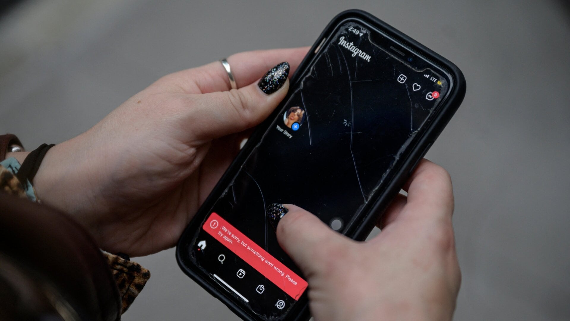 Foto de archivo de una mujer revisando su teléfono durante una interrupción de Instagram en 2021.
