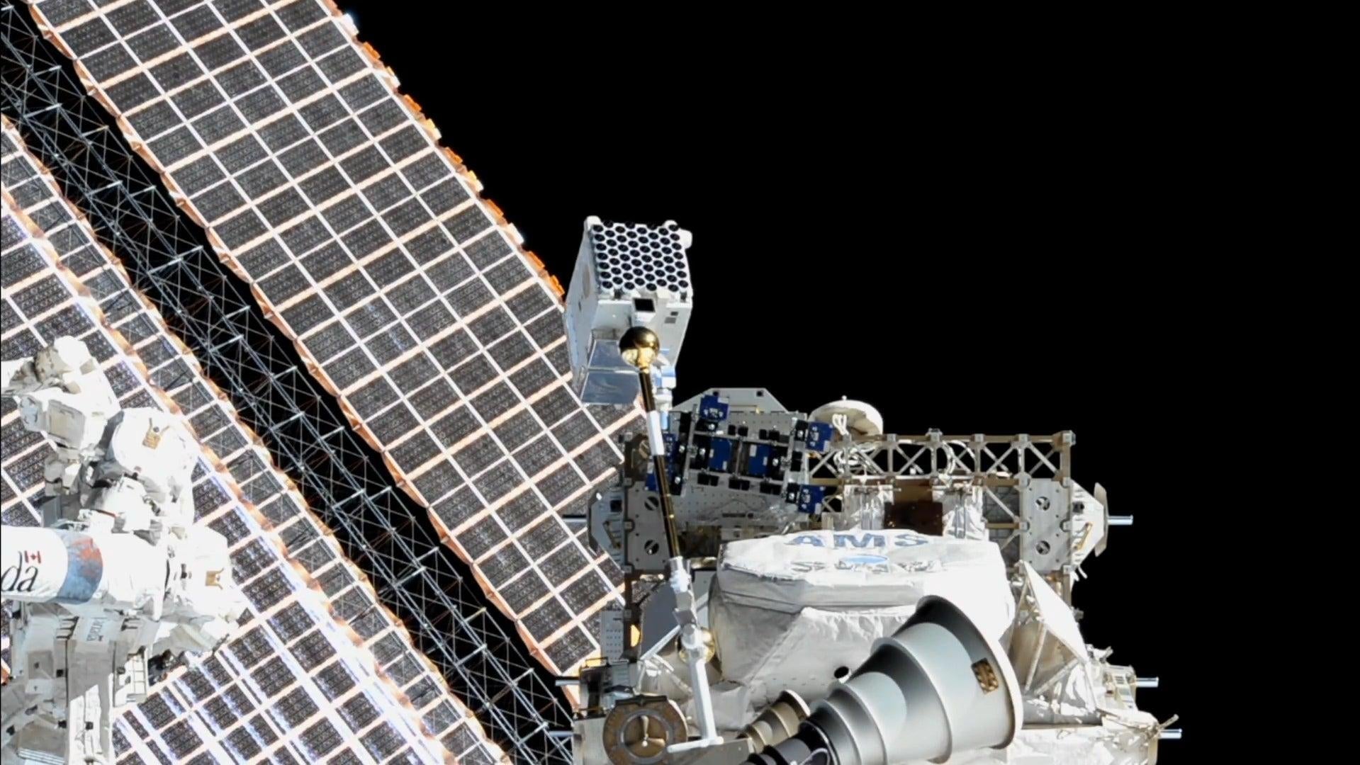 El telescopio NICER fuera de la ISS donde estudia estrellas de neutrones y otras fuentes de rayos X.