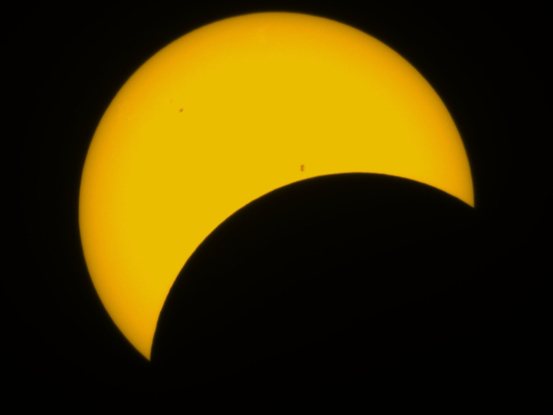 El eclipse solar del 8 de abril, fotografiado por el Odyssey Pro equipado con el filtro solar de Unistellar (sin edición externa). 