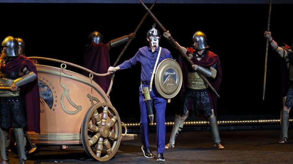 Ni una foto de Gladiador II. En cambio, es Chris Aronson, presidente de distribución nacional de Paramount Pictures, disfrazándose para celebrar la película en CinemaCon