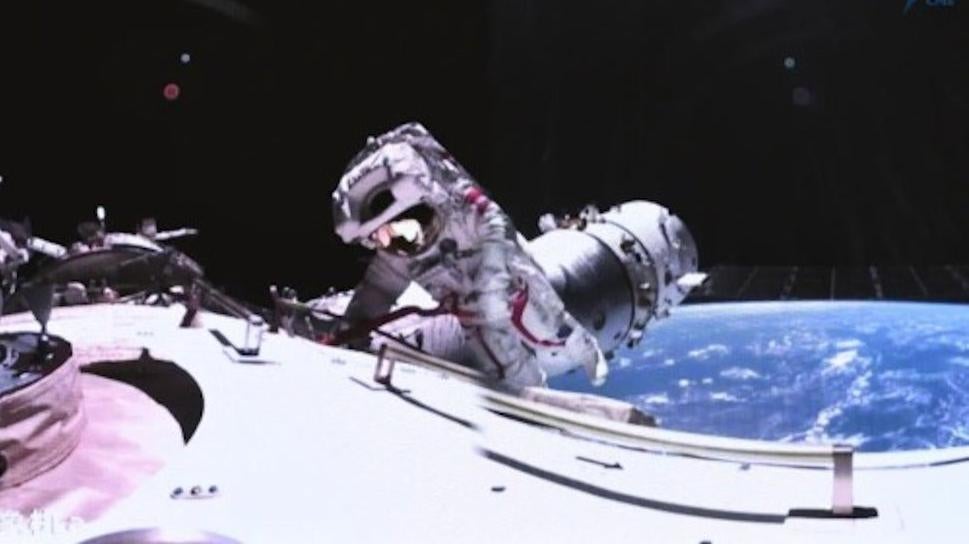 Un miembro de la tripulación de Shenzhou 17 reparando los paneles solares durante una caminata espacial reciente. 