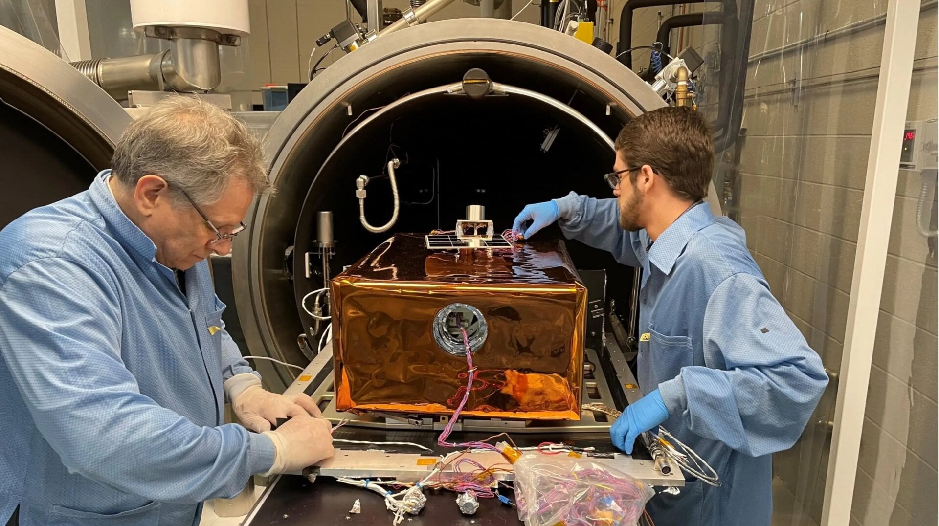La Unidad de Ingeniería LEMS se coloca en una cámara de vacío térmico para realizar pruebas.