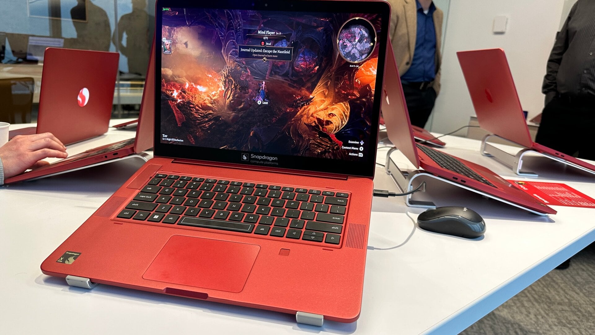 Una PC de prueba que ejecuta el próximo chip Qualcomm Snapdragon X Elite, obteniendo velocidades de fotogramas relativamente estables al ejecutar una emulación de Baldur’s Gate III.