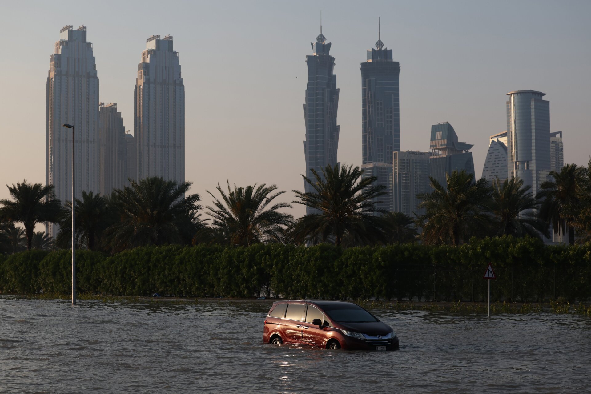 Un vehículo abandonado en una carretera inundada después de una tormenta en Dubai, Emiratos Árabes Unidos, el miércoles 17 de abril de 2024. 