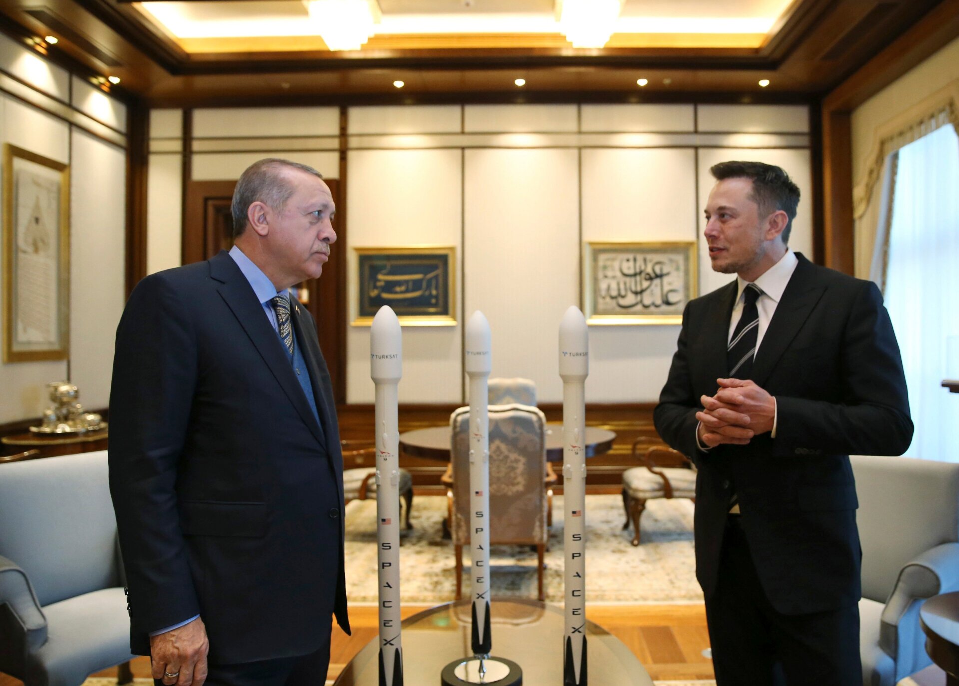 El presidente de Turquía, Recep Tayyip Erdogan, izquierda, conversa con Elon Musk, derecha, Tesla y el director ejecutivo de SpaceX, antes de su reunión en Ankara, Turquía , Miércoles 8 de noviembre de 2017.
