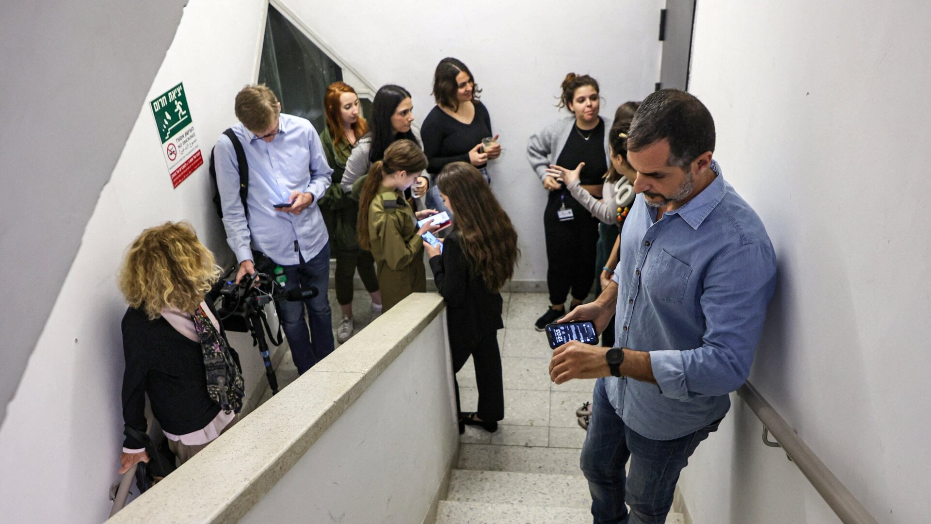 La gente se refugia en un refugio durante un ataque con cohetes desde Gaza en el hospital Ichilov de Tel Aviv el 11 de diciembre de 2023