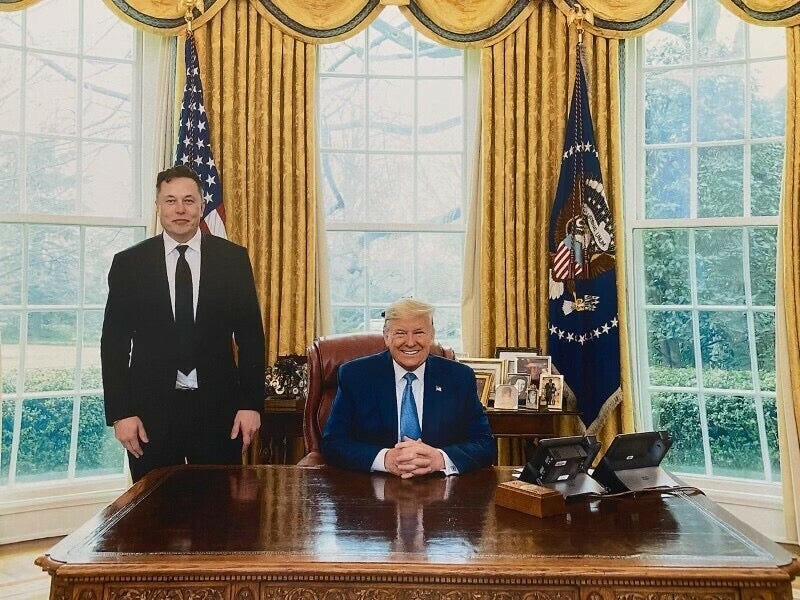 Elon Musk en una foto sin fecha de la Oficina Oval que fue compartida por Donald Trump en Truth Social. 