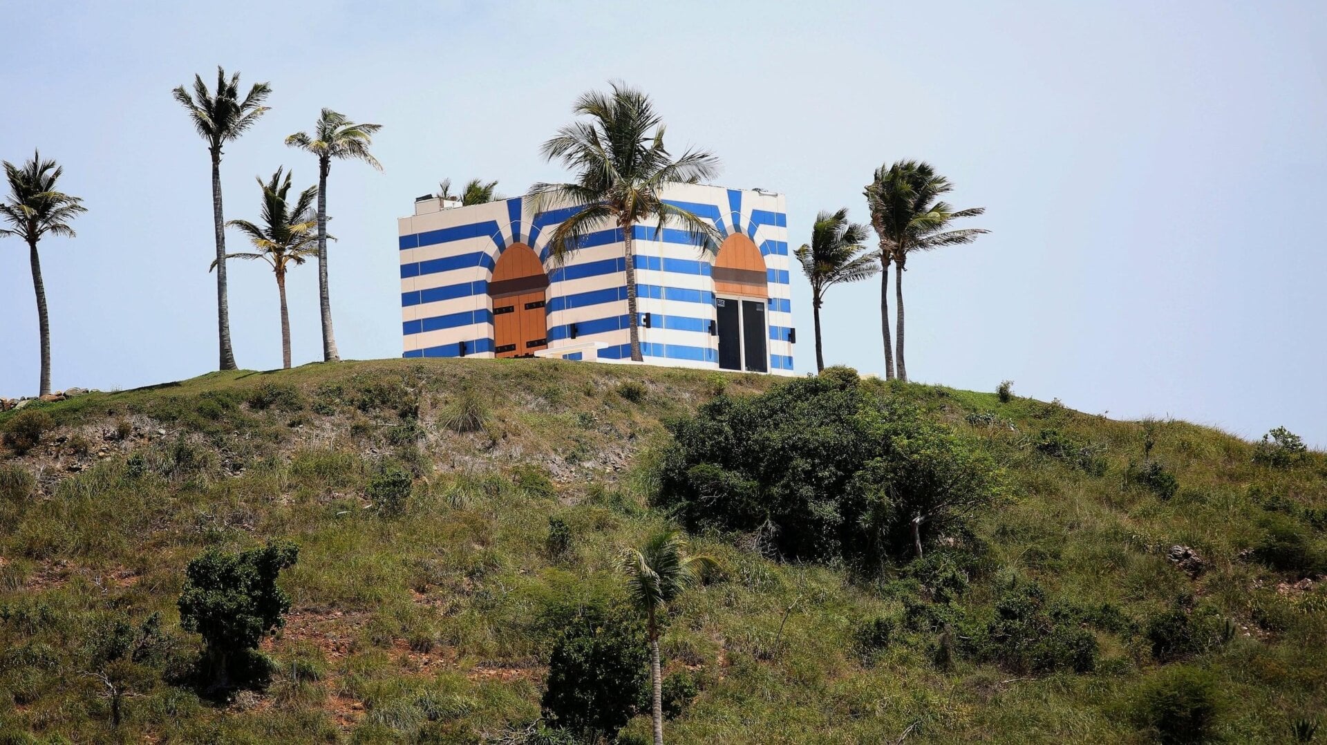 Una estructura con rayas azules se encuentra en un mirador en la isla Little St. James, en las Islas Vírgenes de EE. UU., una propiedad propiedad de Jeffrey Epstein, miércoles 14 de agosto de 2019.