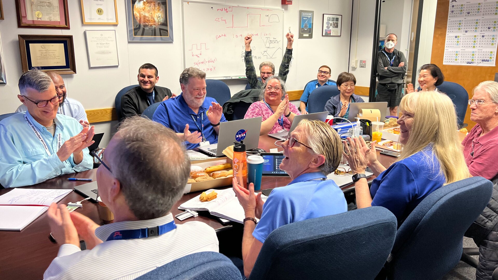 Los miembros del equipo de vuelo de la Voyager celebran después de recibir la señal de la Voyager 1 el 20 de abril.