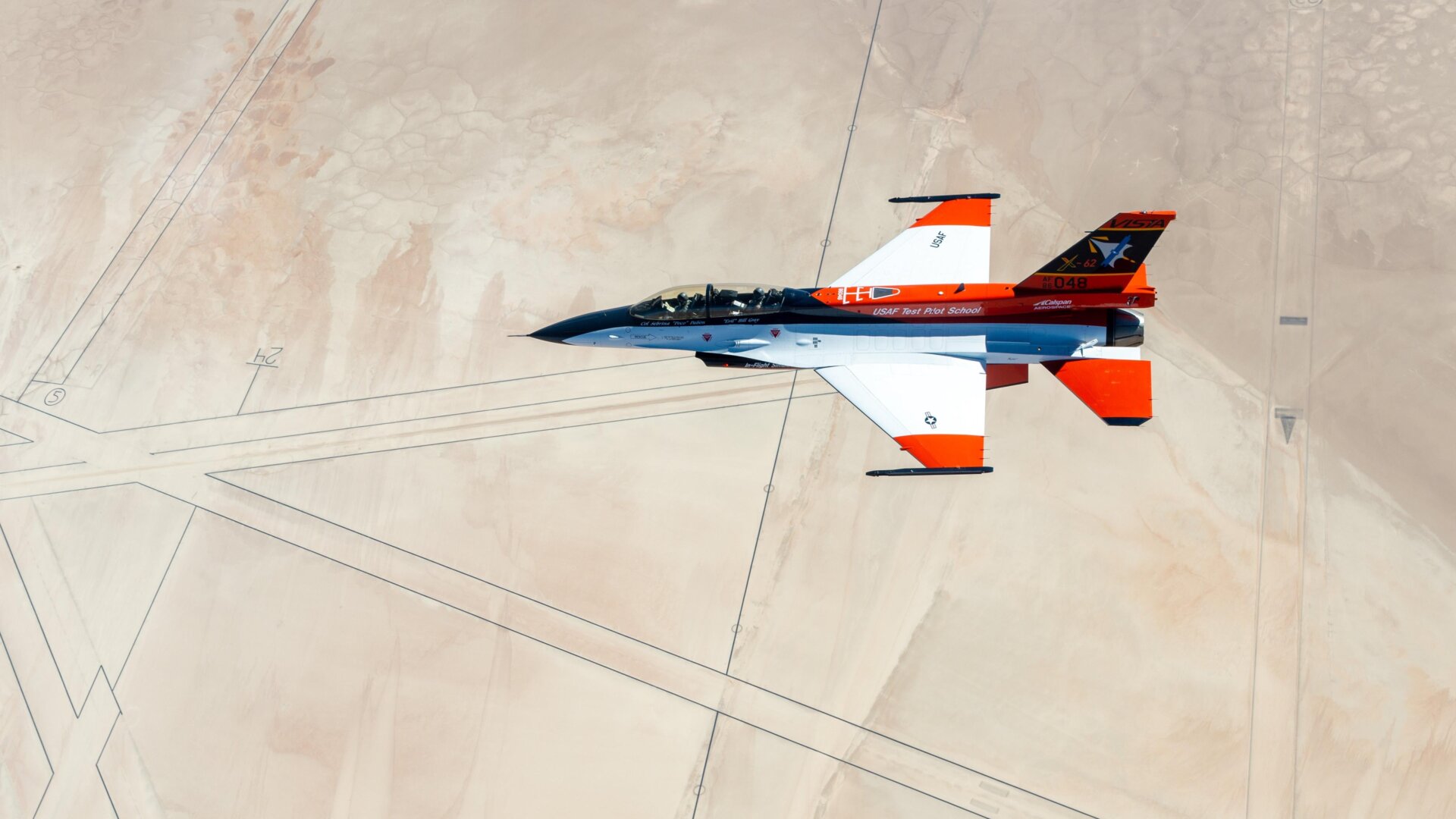 El avión de prueba de estabilidad en vuelo variable X-62 (VISTA) vuela en los cielos sobre la base de la Fuerza Aérea Edwards, California, el 26 de agosto.  2022.