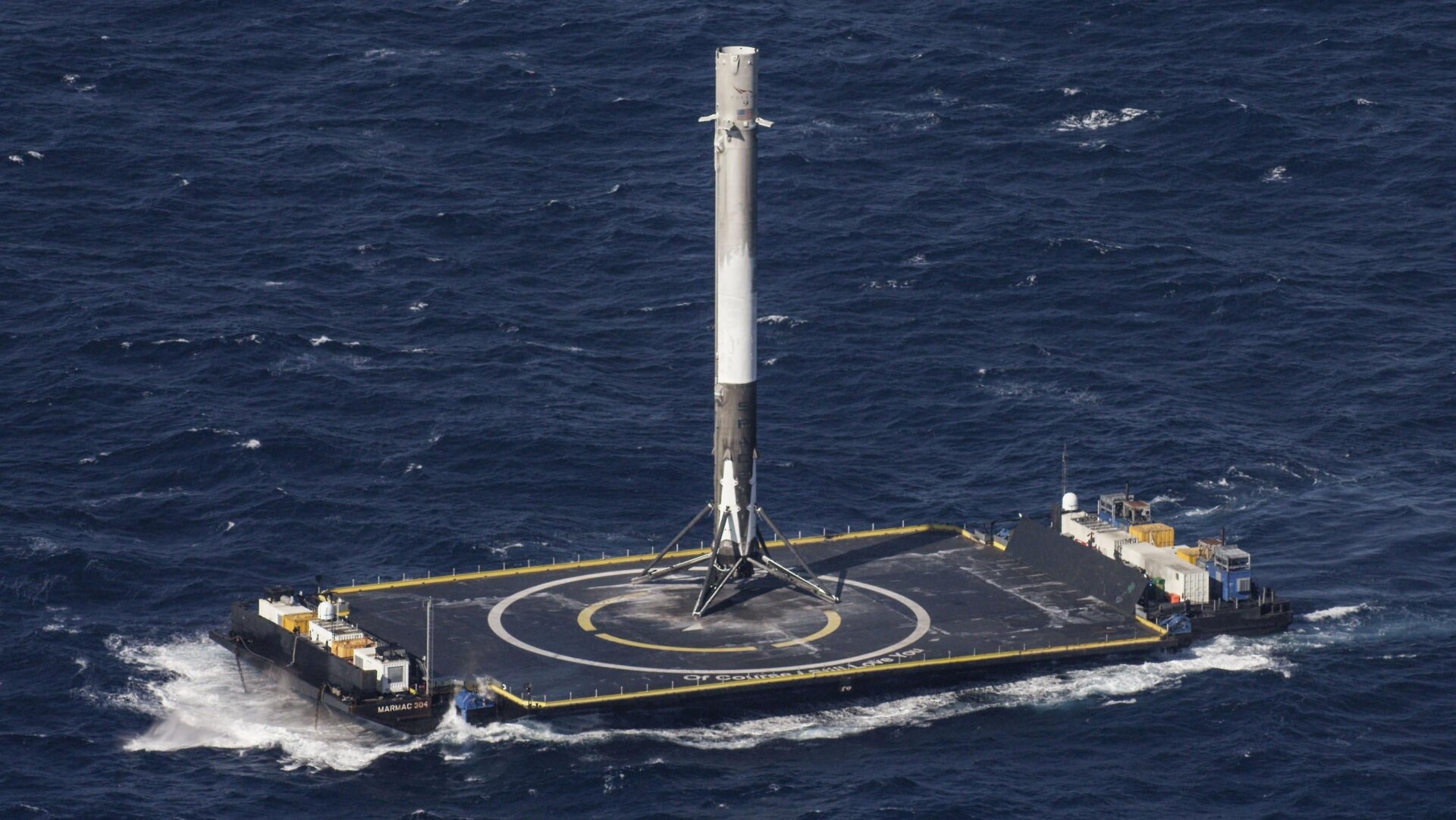Una etapa de refuerzo del Falcon 9 después de su aterrizaje encima de la nave espacial SpaceX Por supuesto que todavía te amo.