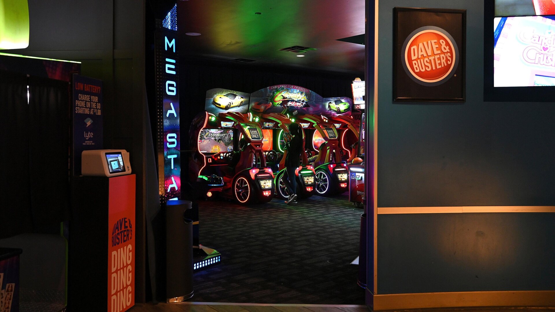 Foto de archivo de juegos arcade dentro de la sala de entretenimiento de Dave y Buster en Times Square el 26 de marzo de 2021.