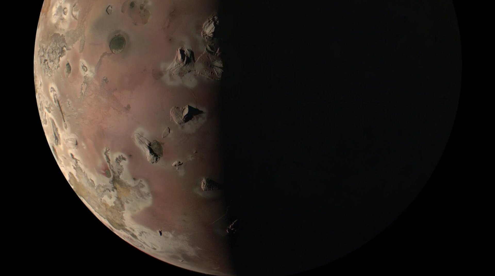 Io visto por Juno el 30 de diciembre de 2023.