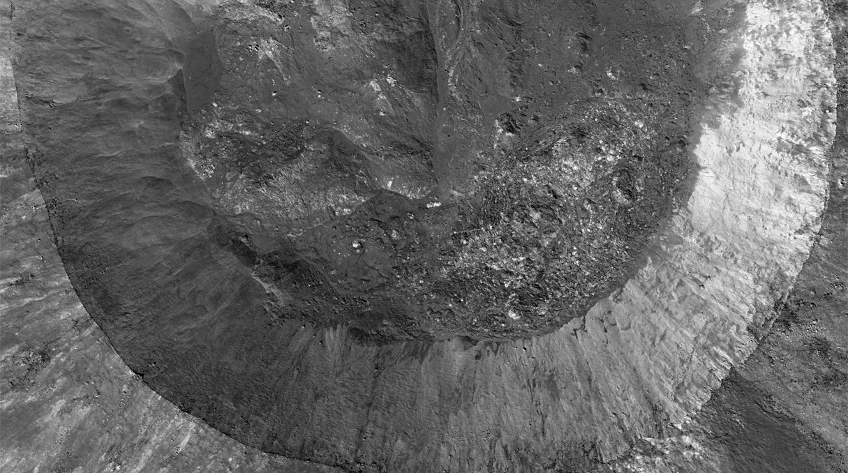 Una vista del interior del cráter Giordano Bruno por el Lunar Reconnoissance Orbiter.