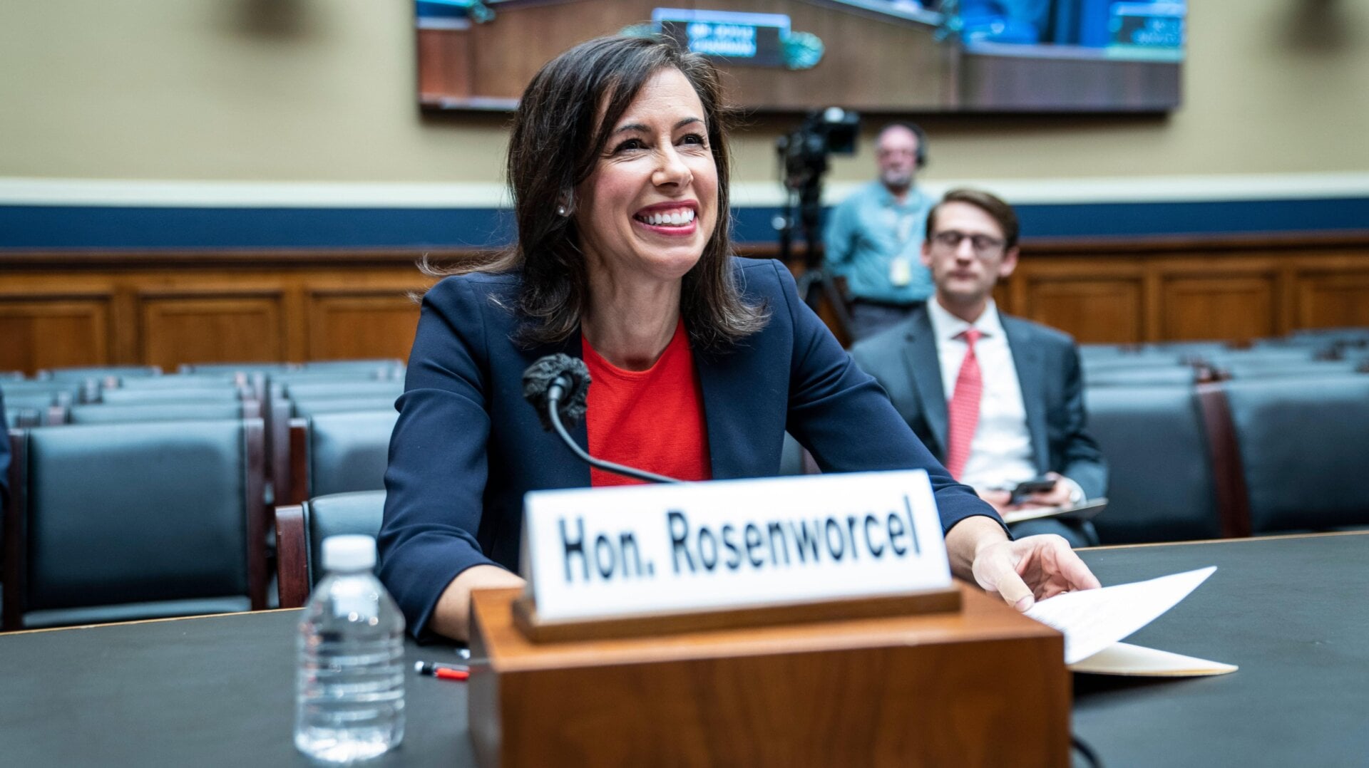 La presidenta de la Comisión Federal de Comunicaciones, Jessica Rosenworcel, tiene mucho de qué sonreír.