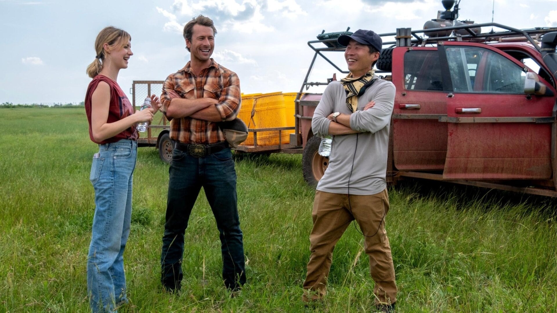 Daisy Edgar-Jones, Glen Powell y el director Lee Isaac Chung en el lugar de rodaje tornados.
