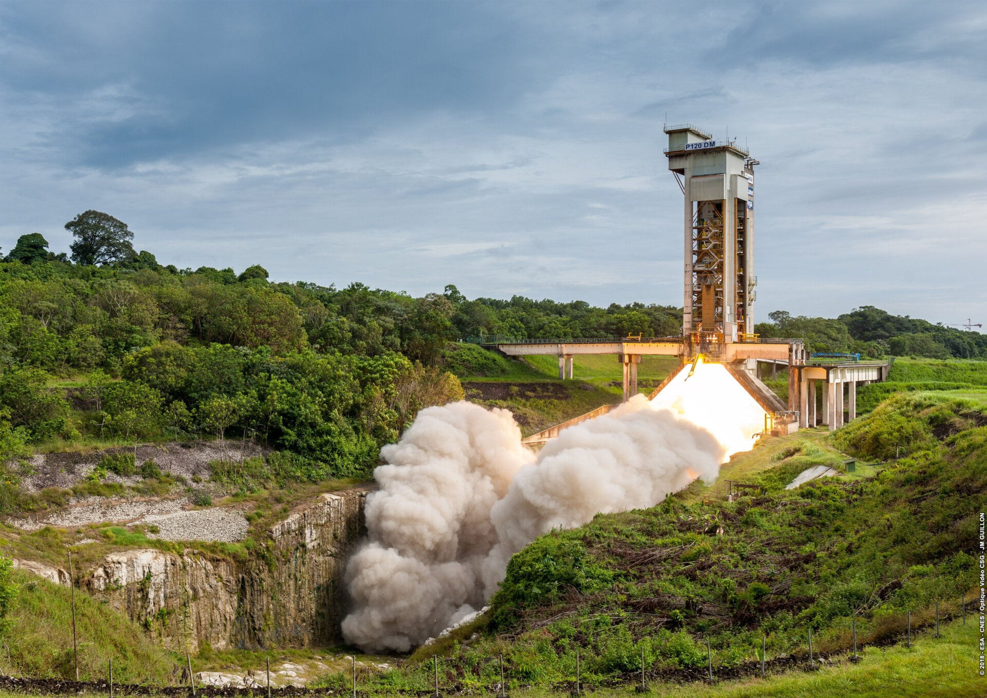 El lanzamiento en caliente del modelo de desarrollo del motor de cohete de combustible sólido en el puerto espacial europeo en la Guayana Francesa el 16 de julio de 2018.